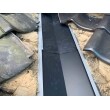 新しい谷樋を取り付けます。
昔は銅製の谷樋が一般的でしたが
最近では錆びにくく高耐久のステンレス製のものが主流です。