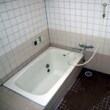 施工前は壁・床ともタイル貼り、浴槽はステンレスでした。
とても寒々しかったです。