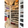 棚は色々な高さで造作！靴以外にも色々な物が収納でき大変便利です。