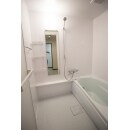 白を基調とした明るい浴室に、ミントグリーンの浴槽がさわやかな印象の浴室へ。
お掃除の簡単なユニットバスを採用しました。