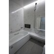 白を基調とした、素材の良さが感じられる浴室に。

鋳物ホーロー浴槽は、表面がなめらかなガラス質。真珠のようにしっとりした肌触りで、温かさ、重厚感、美しさ、全てが最高品質な浴槽です。

さらに、天井の高さを追求。
タカラの「ぴったりサイズシステムバス」でスペースを最大限 有効活用。規格サイズより天井15cm、間口12cm広くとることができました。たかだが十数センチではありますが、完成後、天井の高さを実感。閉塞感なく、ゆったり入浴できると施主様もとてもご満足されております。

そして今回、浴槽の上部にテレビを取り付け。お湯に浸かりながらテレビを観賞でき、お風呂が最高のリラックスタイムとなりました。

