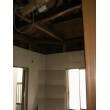 施工中です。天井を剥がし、小屋裏の構造を確認しています。お部屋を、二人で使うために、横に広げることが出来ないため、縦に空間を広げることとしました。
