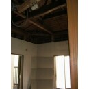 施工中です。天井を剥がし、小屋裏の構造を確認しています。お部屋を、二人で使うために、横に広げることが出来ないため、縦に空間を広げることとしました。
