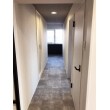 廊下にはLDKとは違いコンクリート調の床材を使うことで、引き締めた印象に。