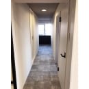 廊下にはLDKとは違いコンクリート調の床材を使うことで、引き締めた印象に。