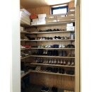 玄関横にシューズクロークを新設。靴やアウトドア用品が多い方におすすめの収納空間。