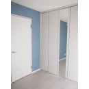 ホワイトの床材と建具に合わせたのは鮮やかなブルーの壁紙。LDKとは一変したお施主様の好きを詰め込んだ寝室に。