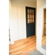 廊下からLDKのドアは奥様こだわりの無垢の輸入ドアを使用。現場で塗装仕上げできるのでお好きな色をチョイスできる。