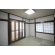 琉球畳とダークブラウン調の建具を使用することで、シックで落ち着きのあるモダンテイストな和室に。