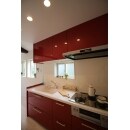 使い勝手のよい、ちょうどいいサイズのキッチンです。抑えめの赤がお部屋のアクセントに。