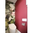 花柄×ワインレッドのクロスで、華やかな雰囲気のトイレに仕上げました。