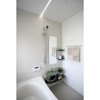 シンプルで清潔感のあるバスルームに仕上げました。
バスルームに採用したのは、特徴的な照明がスタイリッシュなPanasonicのFZです。