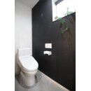 チャコールブラッククロスで、カッコいい雰囲気のトイレに仕上げました。