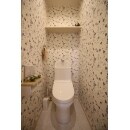 暖かな色味で、落ち着く雰囲気のトイレです。抑えめの色合いの草花模様クロスがとってもキュートです！