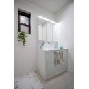 ホワイト一色の、明るく清潔感のある洗面室です。