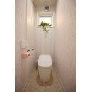 １Fのトイレと雰囲気を合わせつつ、２Fのトイレはかわいらしい淡いピンクのクロスをチョイスしました。