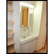 2階洗面化粧台 <ＴＯＴＯ社 リモデア>
ハンドシャワー・ワンプッシュ排水栓などお手入れしやすく
使い勝手のよいボウルです。
また一面鏡の両サイドの収納は、収納物にあわせ棚の高さを細かく調整が可能です。

