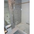 浴槽は節水効果があり、入浴しやすいラウンド浴槽。
浴室内の移動や立ち上がりをサポートする
握りバー兼用スライドバーや手摺を設置しています。