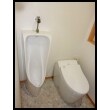 <1階トイレ>使用頻度が高い1階のトイレは、小便器用と洋室便器のタイプをご提案いたしました。価格は、1階トイレ（通常便器、小便器、手洗い器）と2階トイレの合計価格です。