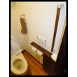 トイレ内で立ち座りのサポートにもなる収納付のトイレキャビネットや手摺を設置しました。