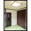 収納扉と和室入口扉のカラーを合わせ、統一感のある空間を作りました。

