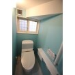 【１Fトイレ】階段下のデットスペースを有効に活用し、北欧風の爽やかなトイレに仕上げました。