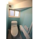 【１Fトイレ】階段下のデットスペースを有効に活用し、北欧風の爽やかなトイレに仕上げました。