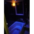 もうひとつのこだわりは、ユニットバスオプション機能の、
この「ブルーダウンライト」 。
浴槽を照らす青色の優しい光により、リラックス効果と
癒しの効果が期待できます。