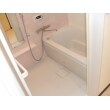 壁と床がタイル貼・置き型浴槽の在来浴室を、ユニットバスへリフォームしました。
商品は、お湯の冷めにくい「魔法びん浴槽」が標準装備されたＴＯＴＯ/リモデルバスルーム。
お客様のご希望により、浴室暖房換気扇を設置。寒い冬も、入浴前に浴室を暖めておけば急激な温度変化を防ぐことができ、安心して入浴できます。
合せて給湯器のリフォームも行いました。