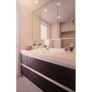 洗面台：Panasonic電工ラシス 
モダンで明るい高級感のある洗面室にリフォームしました。 
 
