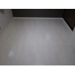 床はPanasonic電工のオールマイティフロアAを採用しました。フローリングの色は落ち着いた白い色合いです。