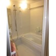 リフォーム後の浴室です。
高い節水効果を持ちながらゆったりと入浴できるラウンド浴槽です。
半身浴を楽しめるステップ付き。