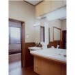 W＝1400の腰掛付人工大理石浴槽、エプロンの張出しを設けて、高齢者の浴槽への出入りは楽なよう手すり兼用シャワーバーを設置。壁、床、タイルは200画にし、大きめの窓で開放感を演出しました。
