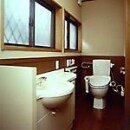 温水洗浄便座を使用。カウンター付手洗器を設置。これは自動水洗を採用しています。写真には写ってないのですが、手洗いカウンターの手前に自動洗浄小便器を設置しています。窓は木製からアルミサッシに変更しました。床、壁、天井の仕様は全て洗面所と共通です。
