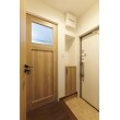 玄関の様子です。　玄関収納は部屋のドアに使用しているLIXILのファミリーラインのナチュラルオークに合わせています。部屋のドアと合わせることにより、一体感が生まれ暖かな空間になっています。
玄関ドアはLIXILのリジェーロを使用しています。