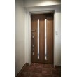 白い壁に床のテラコッタタイルと木質系の玄関ドアの映える玄関に！