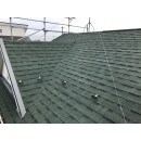 屋根の揚げ替えをしました。
いままでの屋根はスレート瓦でしたので、今回は既存の屋根を剥さず、新しい屋根材を揚げました。（カバー工法です。）
揚げた屋根材は、30年保証がついていて、塗装のメンテナンスがいらないオークリッジプロ（アスファルトシングル材）をご提案致しました。
瓦より軽いので地震にも安心してご使用になれると思います。