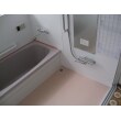こちらのお宅の浴室は、システムバスルームにリフォームしたのではないのですが、仕上がりはまるでシステムバスルームのような仕上がりになりました。浴槽は足を伸ばして入れる大きいサイズにし、床は冷たいタイルの床から、ヒヤッとしない『サンダイン』という床に、壁も優れた保温効果と抗菌加工の『パロアコンフォートパネル』に、そしてスライドバー付きのシャワー水栓もつけました。お客様には、快適になった浴室に大変喜んでいただきました。