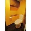 トイレは温かみのある黄色いクロスで内装を仕上げました。