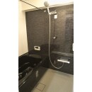 リクシルのリノビオVシリーズを採用し、段差のない安心の浴室になりました。保温性もあり、お手入れもしやすい浴室になりました。
