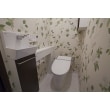 花柄の壁にこだわったトイレ。
タンクレスなのでスッキリとしています。手洗い場も設置しました。