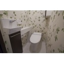 花柄の壁にこだわったトイレ。
タンクレスなのでスッキリとしています。手洗い場も設置しました。