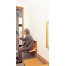 腰掛けベンチは、使わない時は壁の一部に。ホールとの段差を補う補助椅子は50代のご夫婦にも便利です。
