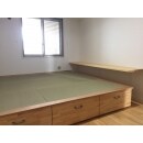 大容量の収納を兼ね備えた小上がりベッド。
床もカーペットから無垢フローリング（遮音タイプ）に貼り換えて明るくなりました。