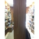 たくさんの本が収納できるように本棚を造作しました。