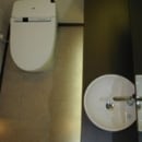 平凡だったトイレを間接照明を使い落ち着いた空間へとリフォーム。
カウンター上部には天井まで届く大型の鏡を設置し、奥行きのある空間を演出しました。