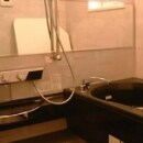 イナックスのシステムバスを採用いたしました。黒を基調にした浴室は、蛇口がプッシュ式で手間要らず。横長の鏡が、浴室の広さを感じさせゴージャスで、ゆったりしたバスタイムをお楽しみ頂けます。