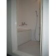 窓のないマンションの浴室でも爽やかに入浴していただけるように、ホワイト基調とした清潔感のあるデザインにしました。凹凸も少なく、床も乾きやすいので最低限のお手入れでキレイを持続させることができます。