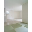 琉球畳の優しい緑や香り、肌触りが家族を癒してくれます。畳はやはりいいものですね。