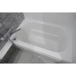 ユニバーサルデザインの浴槽。
フチの幅が広くつかみやすい形状、ちょっと腰掛けることもできます。
魔法びん浴槽なので保温性も高いです。
床は水はけがよいカラリ床。